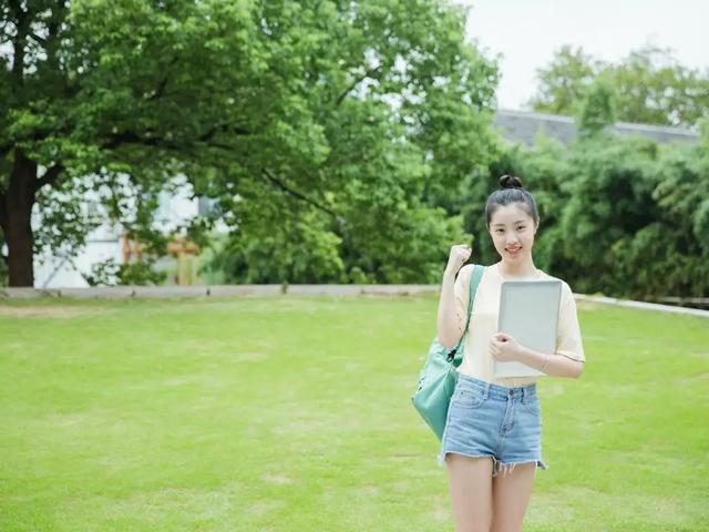 心理观察家■微笑向暖，做一个快乐的人。