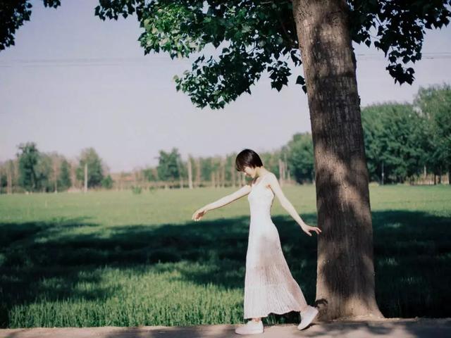 心理观察家■微笑向暖，做一个快乐的人。