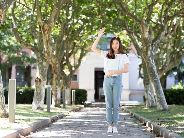 心理观察家■微笑向暖，做一个快乐的人。