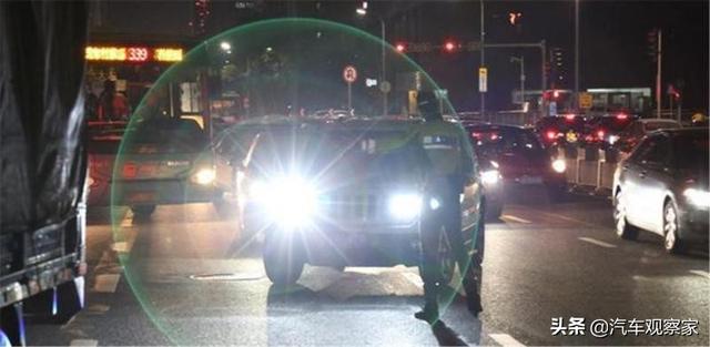 「汽车观察家」后方有车快速且长时间用远光灯闪你，怎么办？