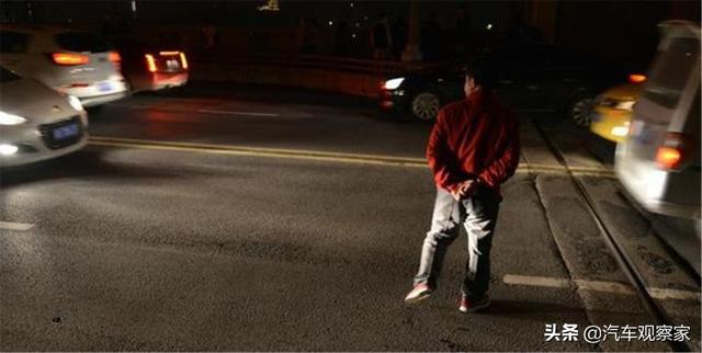 「汽车观察家」后方有车快速且长时间用远光灯闪你，怎么办？
