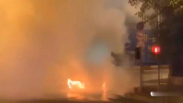 宿迁交警：汽车自燃只在夏季发生?秋天不也能掉以轻心！ 82万元敞篷轿跑车瞬间燃起大火