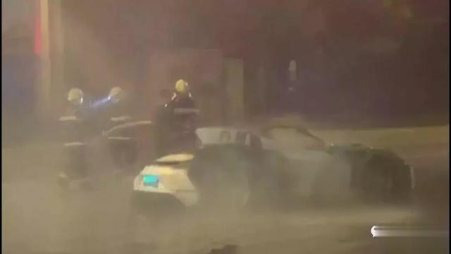 宿迁交警：汽车自燃只在夏季发生?秋天不也能掉以轻心！ 82万元敞篷轿跑车瞬间燃起大火