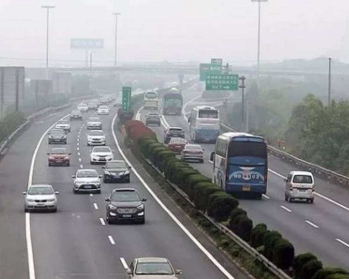 #小丁娱乐#高速上跑120，突然看到限速60该咋办？看完总算明白了