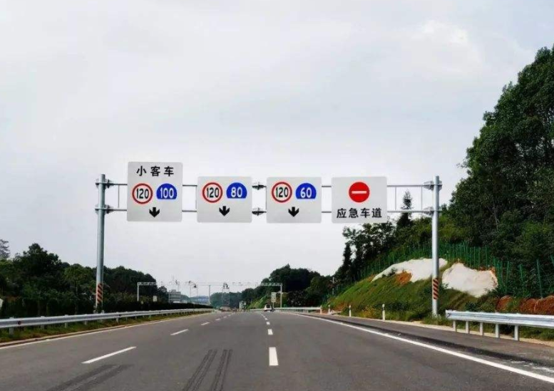 #小丁娱乐#高速上跑120，突然看到限速60该咋办？看完总算明白了