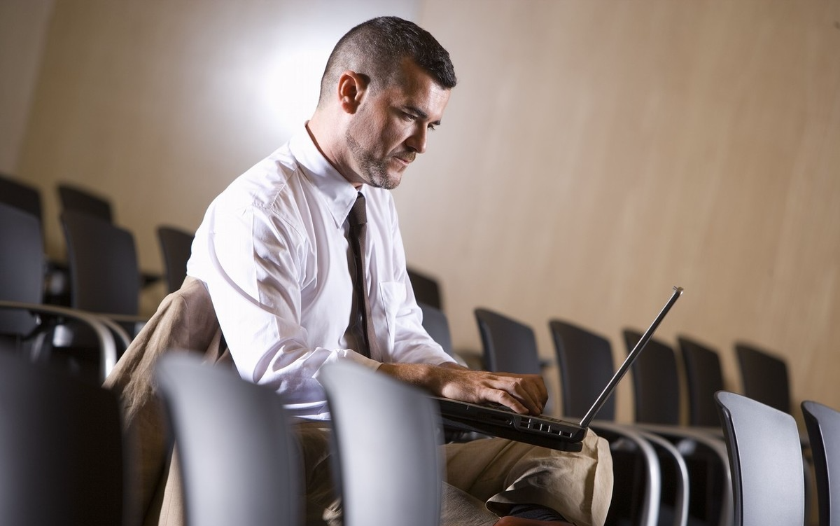 萍行职场■不巴结领导也不讨好同事，不走人情的员工出路如何？三点说透了