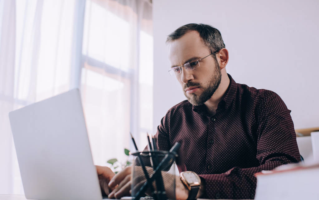 萍行职场■不巴结领导也不讨好同事，不走人情的员工出路如何？三点说透了