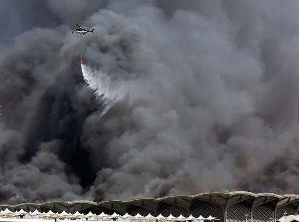 沙特一火车站突发大火：现场黑烟滚滚 至少10人受伤
