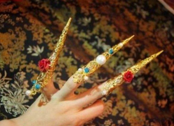 清朝嫔妃手上为何要戴手指套，难道就是为了装饰，并非这么简单