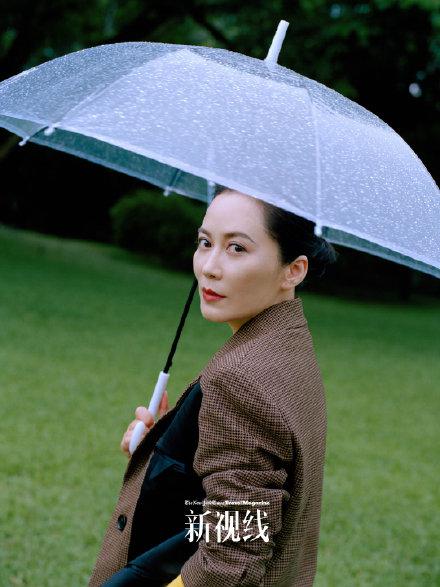 48岁俞飞鸿最新封面曝光，躺姿婀娜尽显女性魅力