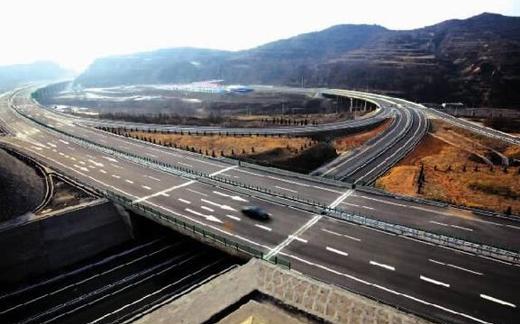 「铁血雄鹰」中国首条“不限速”的高速公路，斥资巨大，车主敢飚速到多少码？