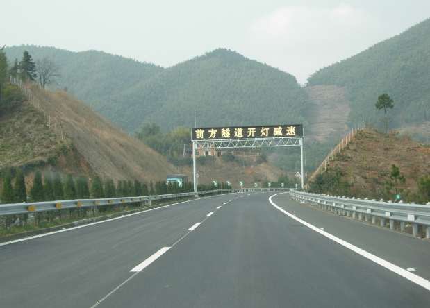 「铁血雄鹰」中国首条“不限速”的高速公路，斥资巨大，车主敢飚速到多少码？