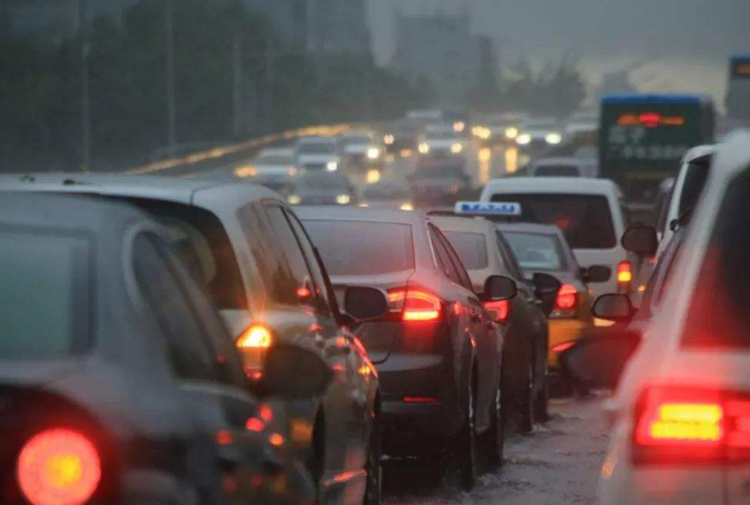 农村小刘@“锯齿车道”上，新手司机勇往直前！老司机：果然年轻有为