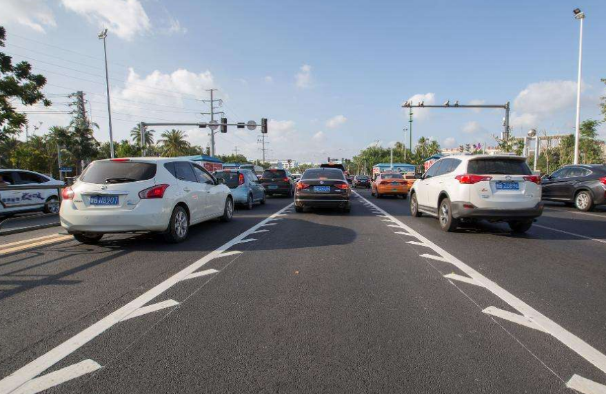 农村小刘@“锯齿车道”上，新手司机勇往直前！老司机：果然年轻有为