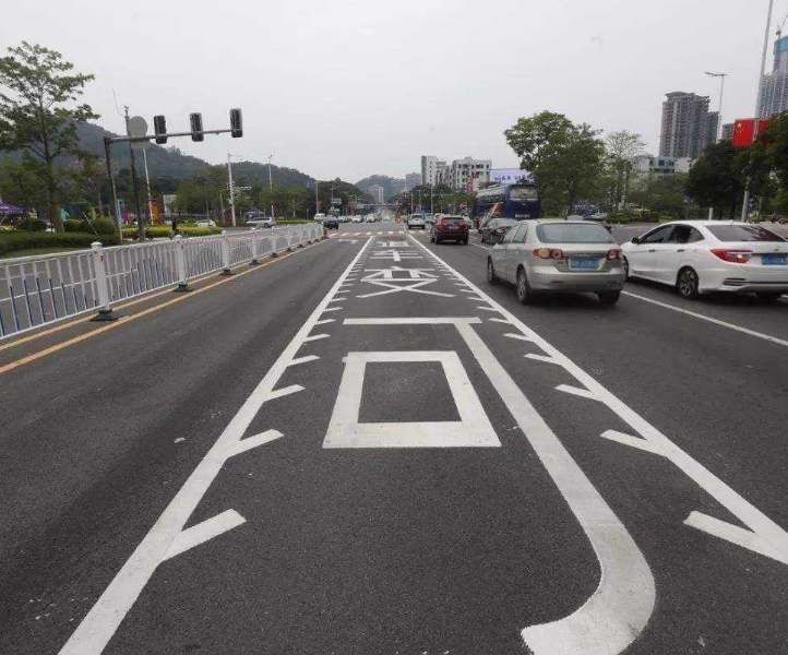 农村小刘@“锯齿车道”上，新手司机勇往直前！老司机：果然年轻有为