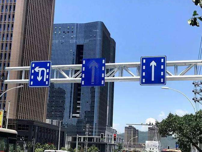 农村小刘@“锯齿车道”上，新手司机勇往直前！老司机：果然年轻有为