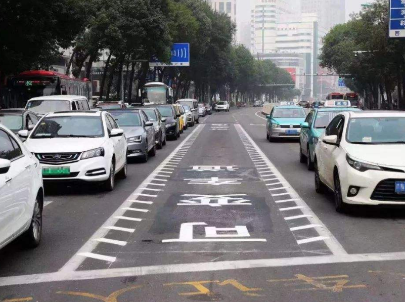 农村小刘@“锯齿车道”上，新手司机勇往直前！老司机：果然年轻有为