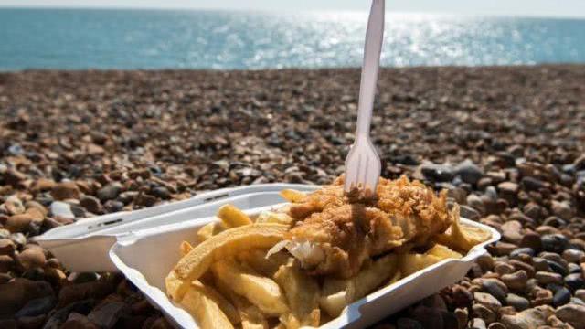 英国传统美食炸鱼薯条或成绝唱 气候变化导致鳕鱼数量下降六成