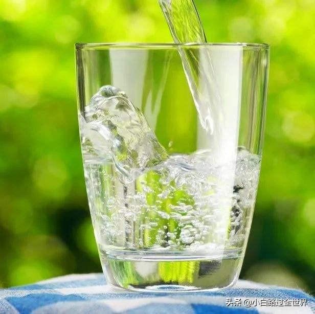 #老蒋书房#情感测试:感觉哪杯水最好喝，测你什么年龄才会显老？