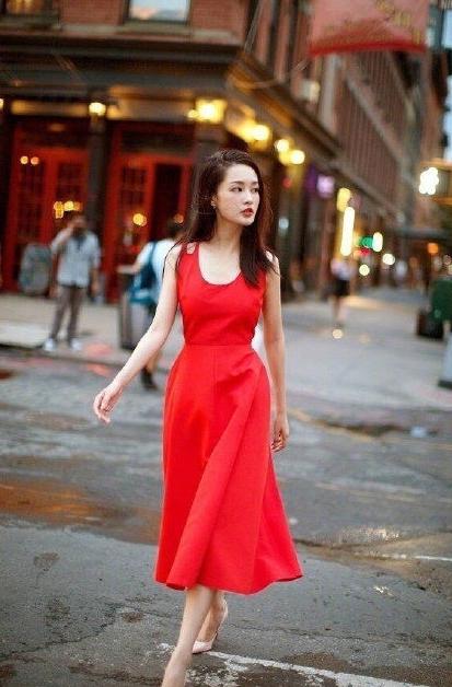 李沁“中国红”街拍公开，U领裙穿出好身材
