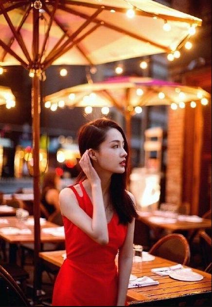 李沁“中国红”街拍公开，U领裙穿出好身材