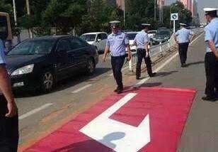#爱过挨过#交警强调：“借道左转车道”正式实行，走错扣6分罚200元
