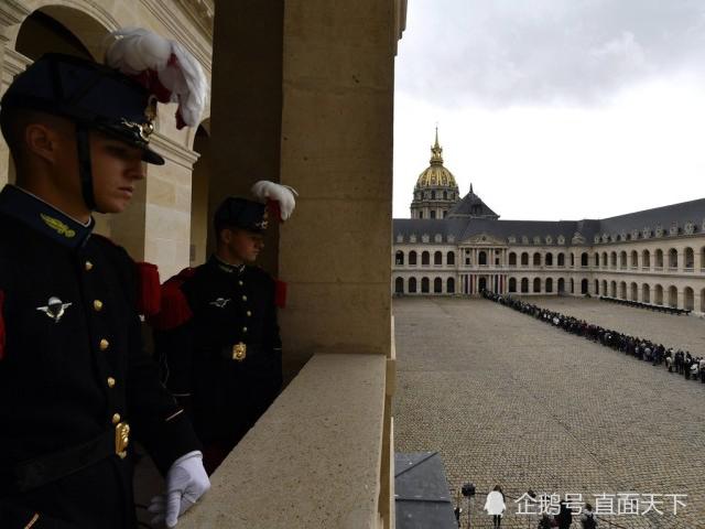 法国民众冒雨吊唁前总统希拉克 队伍绵延数个街区