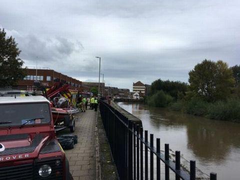 在英国格洛斯特郡 搜索落水者的救援行动被取消