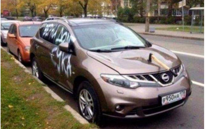 汽车棒棒堂@在外国乱停车的下场，泡沫胶、斧头、卫生巾都用上，车主怒不敢言