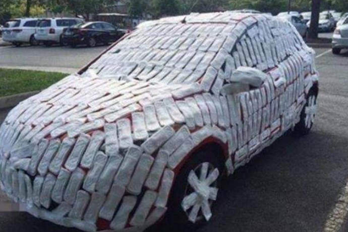 汽车棒棒堂@在外国乱停车的下场，泡沫胶、斧头、卫生巾都用上，车主怒不敢言