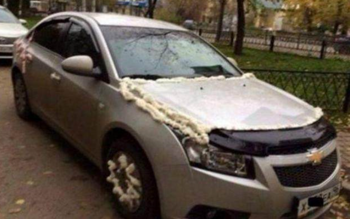 汽车棒棒堂@在外国乱停车的下场，泡沫胶、斧头、卫生巾都用上，车主怒不敢言