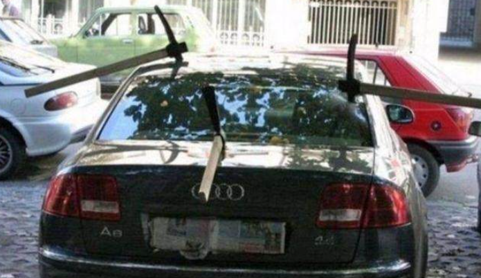 汽车棒棒堂@在外国乱停车的下场，泡沫胶、斧头、卫生巾都用上，车主怒不敢言