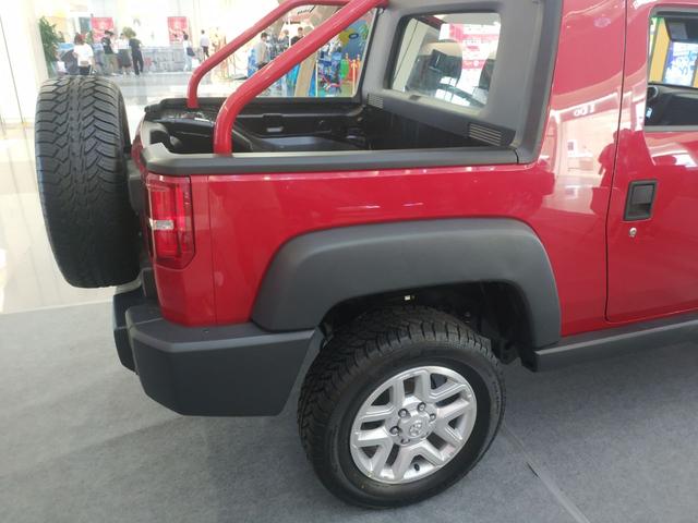 [汽车资讯]这辆粗糙的越野大玩具买车还不用摇号，体验皮卡版北京BJ40