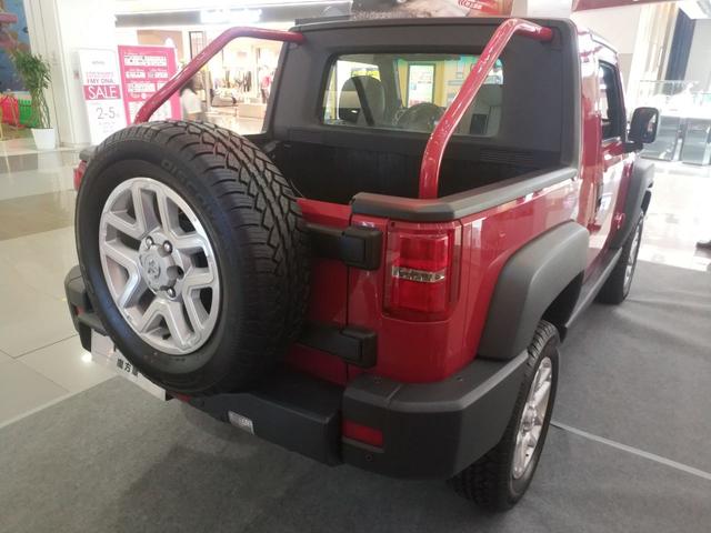 [汽车资讯]这辆粗糙的越野大玩具买车还不用摇号，体验皮卡版北京BJ40