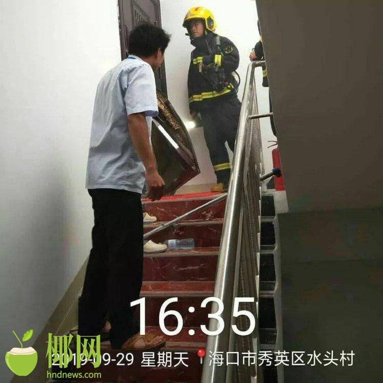 “有房子着火了！”听到呼救，这名不是消防员的英雄毫不犹豫冲进火场