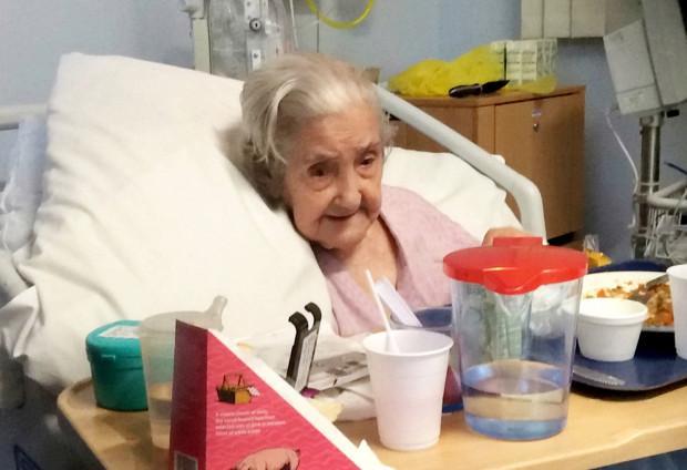 101岁老人遭护工拖下床骨折身亡，护工否认：她自己摔断双腿的