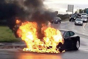 玩车兽：汽车自燃是为啥？这四点都是“起火点”，没事多查查