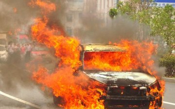 玩车兽：汽车自燃是为啥？这四点都是“起火点”，没事多查查