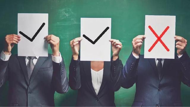 丁路遥知事：出差外面吃饭，结账时发现领导司机拿走了一条烟，该要回来吗？