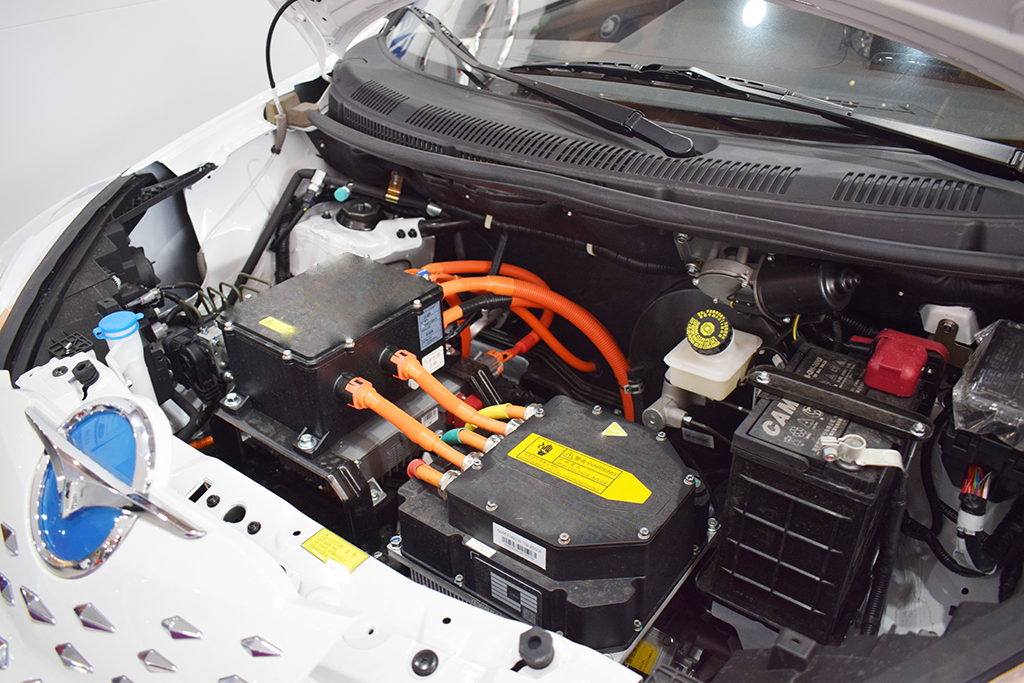 「地上车市」不到6万就能买纯电动车？免费充电？网友：现在还能再省1.2万