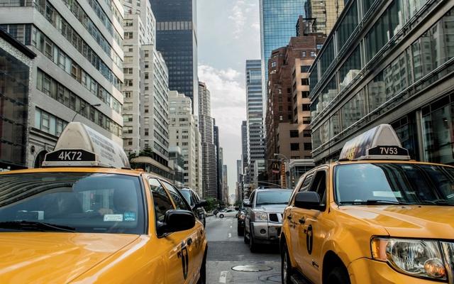 [汽车资讯]没有网上订单就在路边休息？这样下去出租车真会被网约车取代？