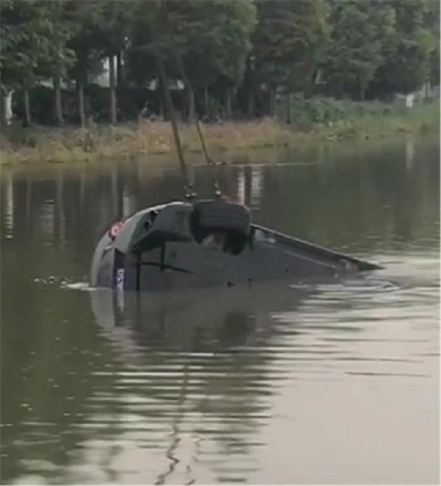 「柠檬论车」“水泥灰”法拉利掉水中，落地600万，只因车主在农村飙车