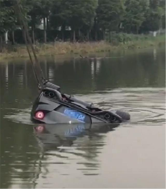 「柠檬论车」“水泥灰”法拉利掉水中，落地600万，只因车主在农村飙车