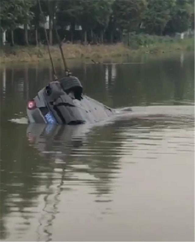 「柠檬论车」“水泥灰”法拉利掉水中，落地600万，只因车主在农村飙车