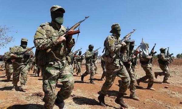 决战即将打响，叙利亚叛军陷入绝境，士兵靠蚂蚁充饥