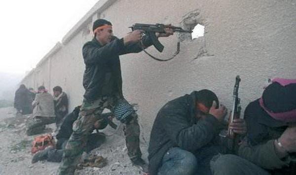决战即将打响，叙利亚叛军陷入绝境，士兵靠蚂蚁充饥
