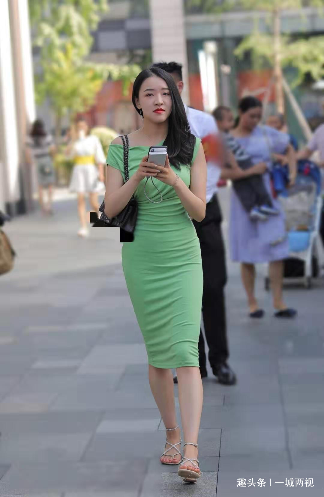 性感的绿色包臀长裙美女，曲线丰腴，侧摆秀发更有魅力！