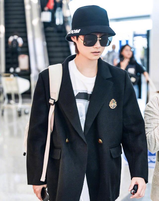 35岁李宇春走机场，穿简约黑白配干练减龄，175身高比例出众