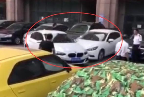 #汽车老街#宝马挡住路口，马自达3次撞开后离开，网友叫好，却惊动了警方！