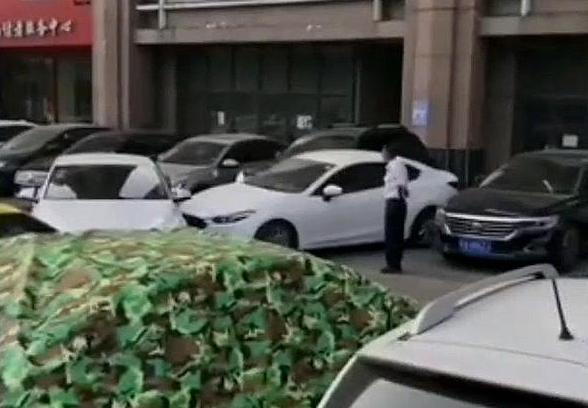 #汽车老街#宝马挡住路口，马自达3次撞开后离开，网友叫好，却惊动了警方！